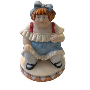 Vintage 1983 Wallace Berrie porcelain #9607 sitting lady EVC no chips or cracks